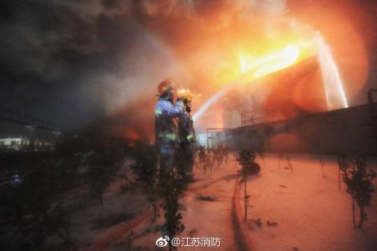 圖為現(xiàn)場消防救援人員對燃燒罐體射水降溫?！」傥⒔貓D 攝