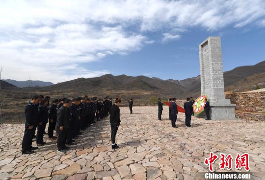 為了帶英烈“回家”，郭海波翻越了200余座山頭，穿梭于懸崖絕壁間，先后將21具遺骸從太行山上背回，并親自為他們修建了陵墓?！埡椴?攝