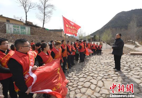 多年來，他長(zhǎng)期致力于保護(hù)和弘揚(yáng)家鄉(xiāng)的紅色文化?！埡椴?攝