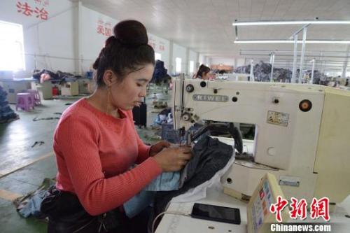 資料圖：工人在紡織企業(yè)內作業(yè)。勉征 攝