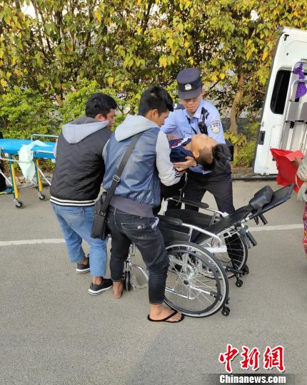 圖為邊檢站執(zhí)勤民警在幫忙救助傷員 查映鵬 攝 圖為邊檢站執(zhí)勤民警在幫忙救助傷員 查映鵬 攝