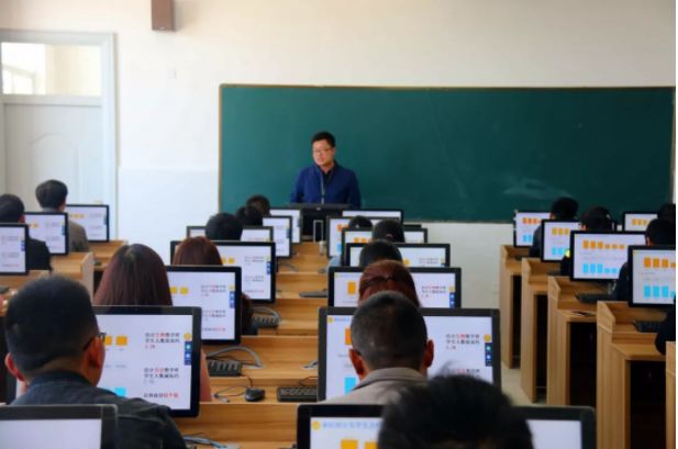 學(xué)生在新校址的信息技術(shù)課上