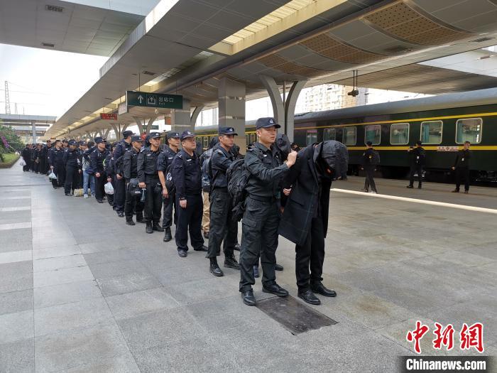 警方押解涉案人員