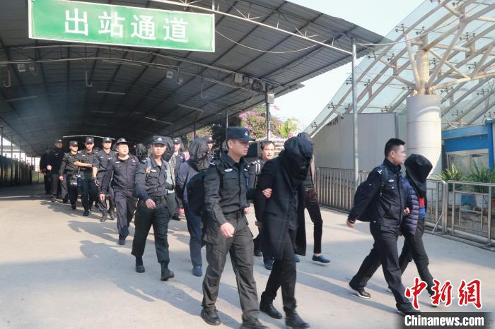 警方押解涉案人員