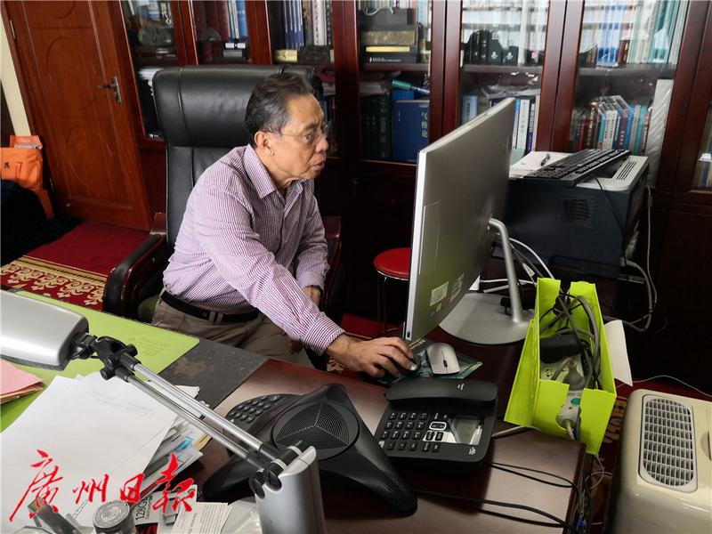 一大早，鐘南山院士就來到位于廣醫(yī)一院的辦公室工作。通訊員蘇越明 攝